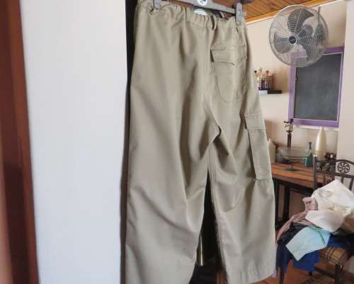 Khaki sports cropped cotton pants by KAREN size 40/16.Comfy fit.3 pockets.Flat front.New condition.