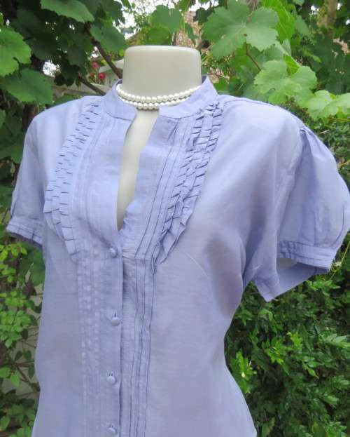 Irresistible periwinkle short sleeve silk/cotton blend top by STUDIO W size 42/18.New condition.