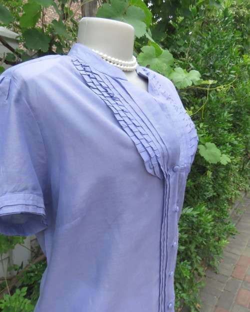 Irresistible periwinkle short sleeve silk/cotton blend top by STUDIO W size 42/18.New condition.