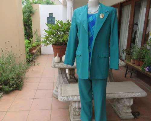Elegant jade green 2 pc pantsuit by DAYTIMERS size 38/14. Long sleeve lined 3 button jacket.New cond