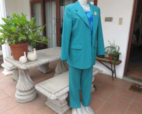 Elegant jade green 2 pc pantsuit by DAYTIMERS size 38/14. Long sleeve lined 3 button jacket.New cond