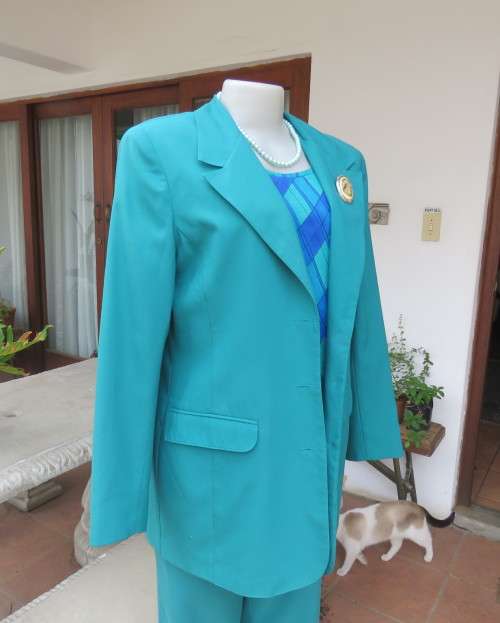 Elegant jade green 2 pc pantsuit by DAYTIMERS size 38/14. Long sleeve lined 3 button jacket.New cond