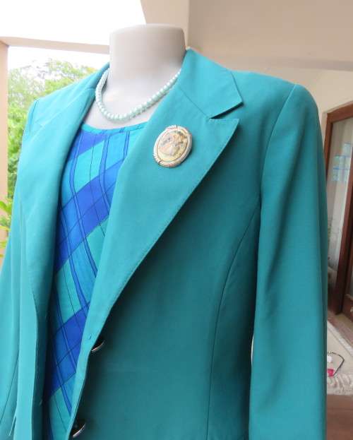 Elegant jade green 2 pc pantsuit by DAYTIMERS size 38/14. Long sleeve lined 3 button jacket.New cond
