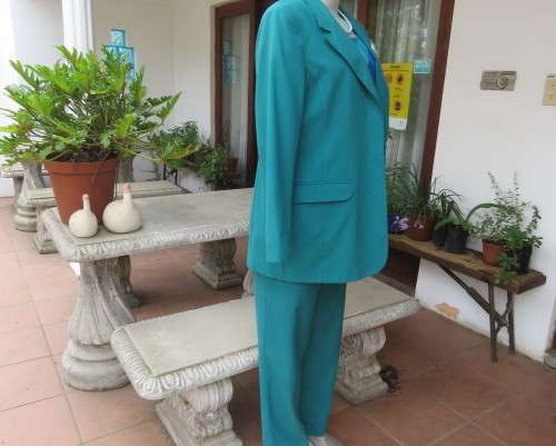Elegant jade green 2 pc pantsuit by DAYTIMERS size 38/14. Long sleeve lined 3 button jacket.New cond