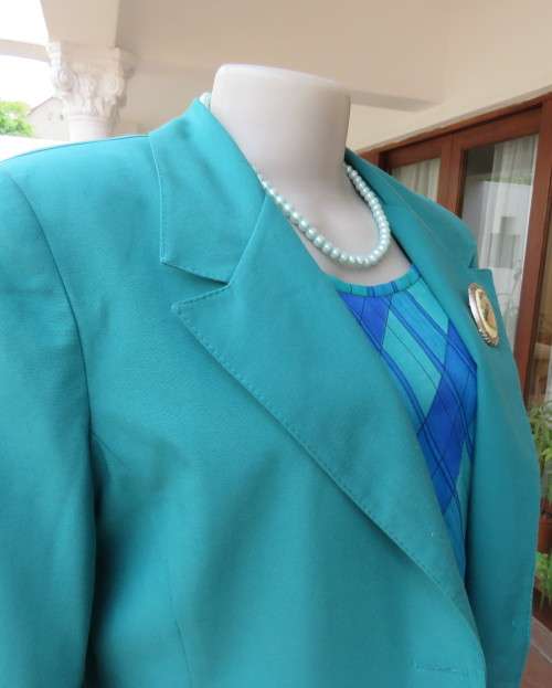 Elegant jade green 2 pc pantsuit by DAYTIMERS size 38/14. Long sleeve lined 3 button jacket.New cond