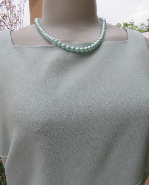Elegant long tailored seafoam green top by FOSHINI size 32/8.Long zip at back.Crepe polyester.As new
