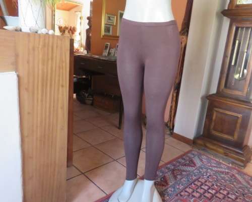 Choc brown stretch polyester/viscose leggings in size 32/34. Elasticated waist. Good condition