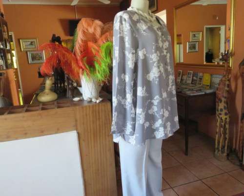 Fabulous silvergrey long sleeve top with pale grey floral pattern 42/18 by WOOLWORTHS.Collarless