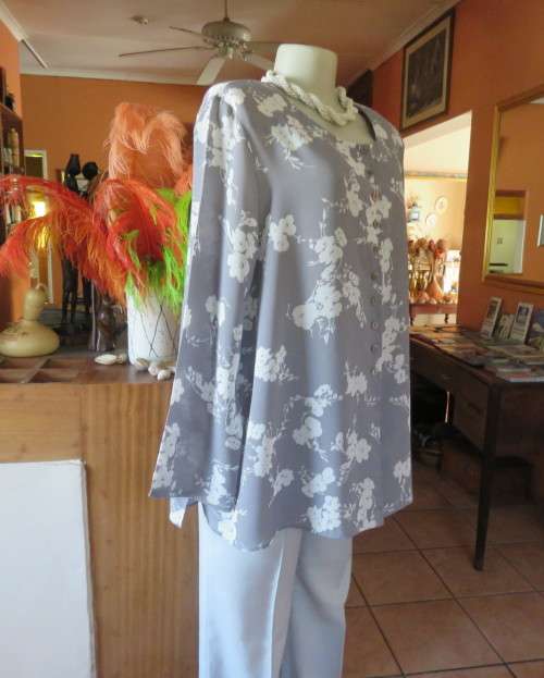 Fabulous silvergrey long sleeve top with pale grey floral pattern 42/18 by WOOLWORTHS.Collarless