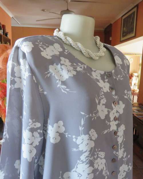 Fabulous silvergrey long sleeve top with pale grey floral pattern 42/18 by WOOLWORTHS.Collarless