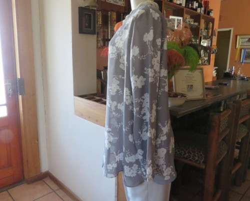 Fabulous silvergrey long sleeve top with pale grey floral pattern 42/18 by WOOLWORTHS.Collarless