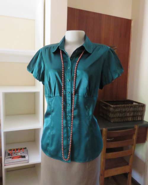 Snazzy emerald green soft silky stretch polyester MARKS & SPENCER top.Size 40/42.Capped sleeves.