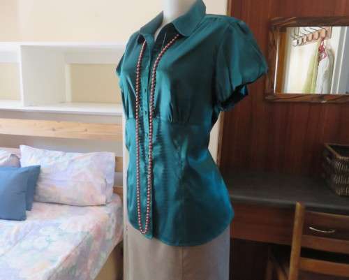 Snazzy emerald green soft silky stretch polyester MARKS & SPENCER top.Size 40/42.Capped sleeves.