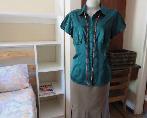Snazzy emerald green soft silky stretch polyester MARKS & SPENCER top.Size 40/42.Capped sleeves.