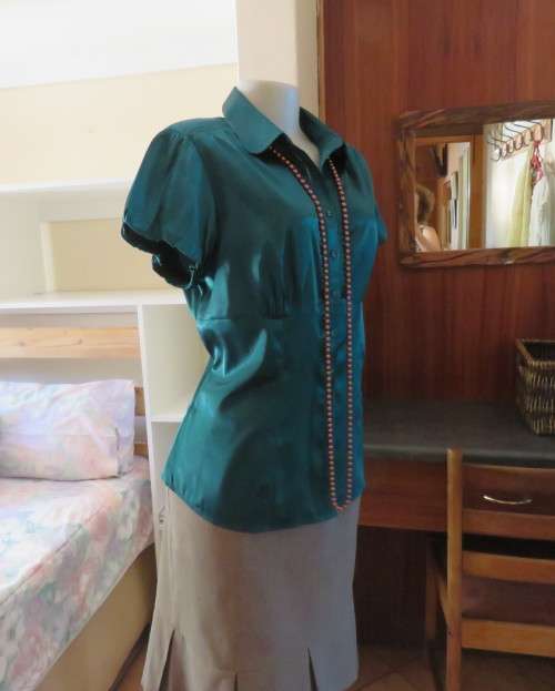 Snazzy emerald green soft silky stretch polyester MARKS & SPENCER top.Size 40/42.Capped sleeves.