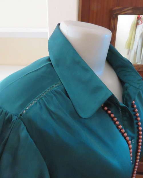 Snazzy emerald green soft silky stretch polyester MARKS & SPENCER top.Size 40/42.Capped sleeves.
