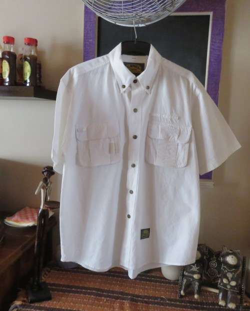 Best quality white 100% cotton CAMEL TROPHY short sleeve shirt.Two bellow pockets.Size L.New cond.