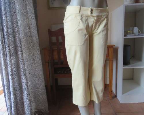 Classy vanilla yellow cropped pants in size 36/12 by MASSUMI Trends..Cotton stretch.As new
