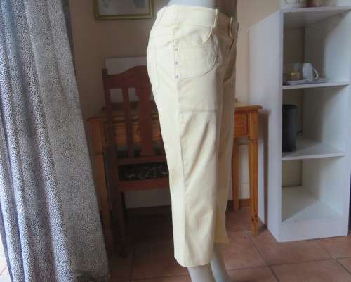 Classy vanilla yellow cropped pants in size 36/12 by MASSUMI Trends..Cotton stretch.As new