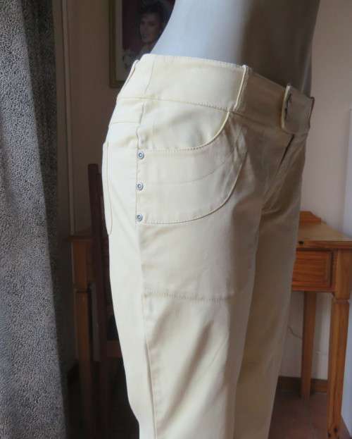 Classy vanilla yellow cropped pants in size 36/12 by MASSUMI Trends..Cotton stretch.As new