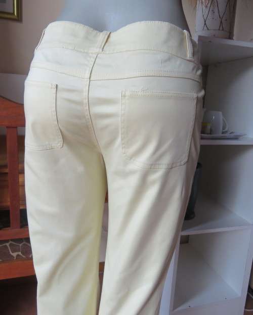 Classy vanilla yellow cropped pants in size 36/12 by MASSUMI Trends..Cotton stretch.As new