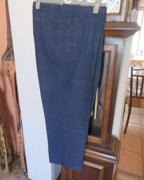 Handsomely tailored Men`s trousers by PRINGLE of SCOTLAND size 38 in navy check.Very good cond.
