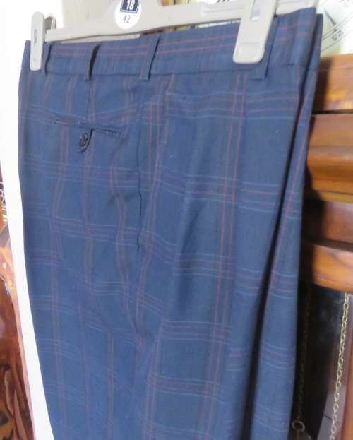 Handsomely tailored Men`s trousers by PRINGLE of SCOTLAND size 38 in navy check.Very good cond.
