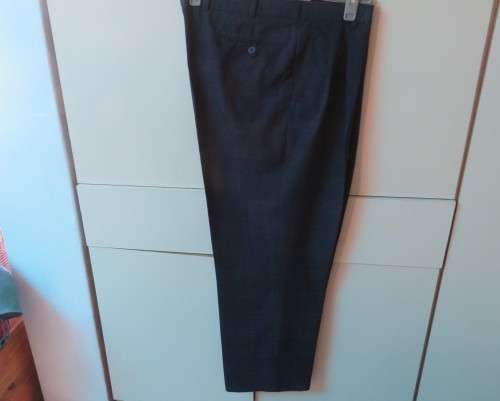 Handsomely tailored Men`s trousers by PRINGLE of SCOTLAND size 38 in navy check.Very good cond.