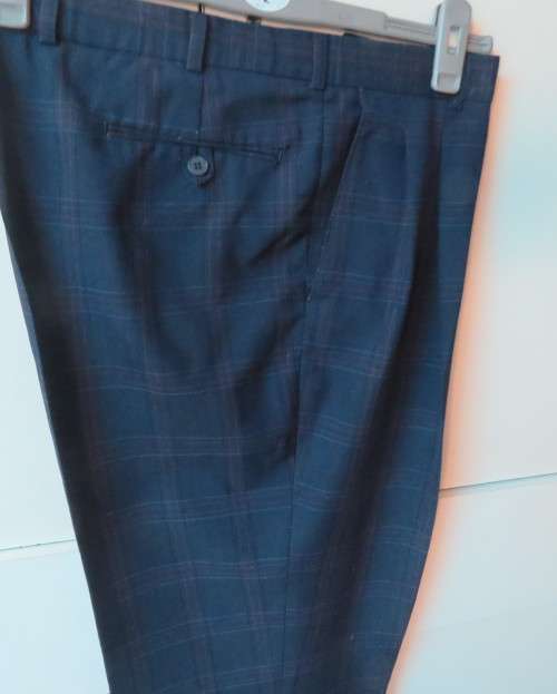 Handsomely tailored Men`s trousers by PRINGLE of SCOTLAND size 38 in navy check.Very good cond.