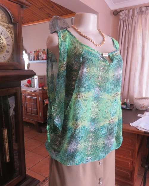 Sexy sheer polyester slip over naked shoulder raglan sleeve top in greens.Size 42/18.Blouson style.