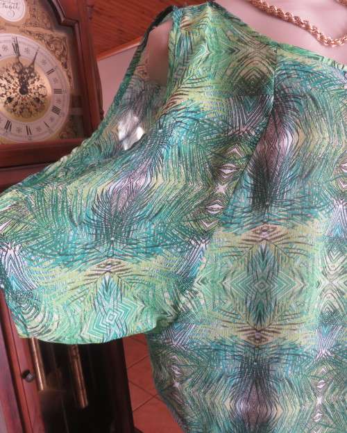 Sexy sheer polyester slip over naked shoulder raglan sleeve top in greens.Size 42/18.Blouson style.