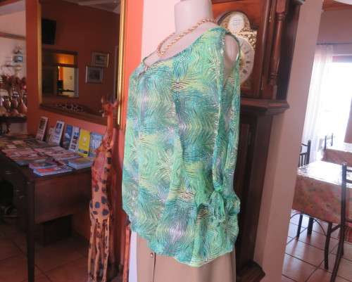 Sexy sheer polyester slip over naked shoulder raglan sleeve top in greens.Size 42/18.Blouson style.