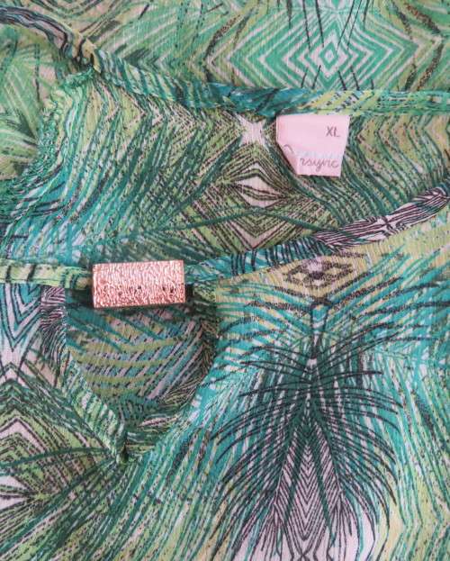 Sexy sheer polyester slip over naked shoulder raglan sleeve top in greens.Size 42/18.Blouson style.