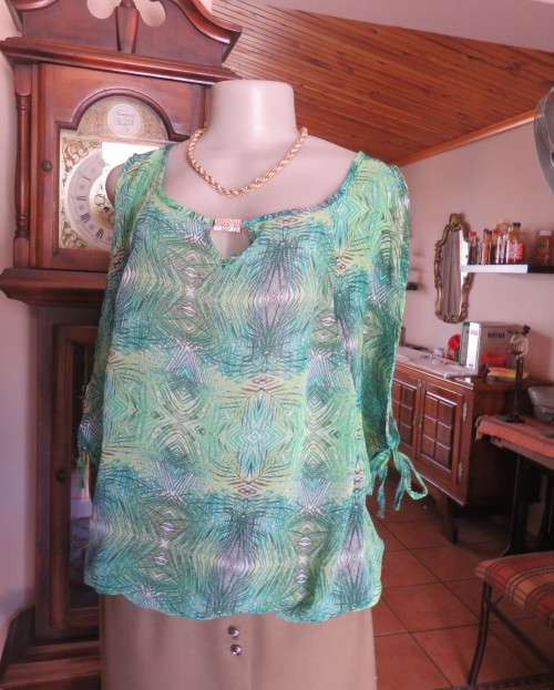 Sexy sheer polyester slip over naked shoulder raglan sleeve top in greens.Size 42/18.Blouson style.