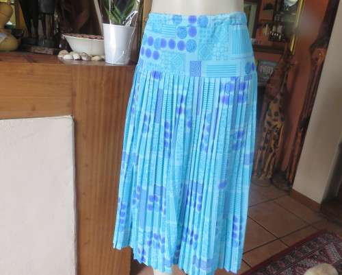 Stunning permanent pleated yoked waist nylon/poly lined skirt.Turquoise/lilac pattern.Size 40/16