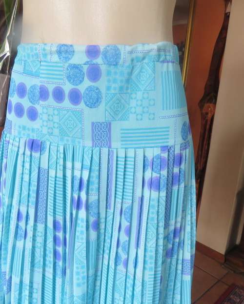 Stunning permanent pleated yoked waist nylon/poly lined skirt.Turquoise/lilac pattern.Size 40/16