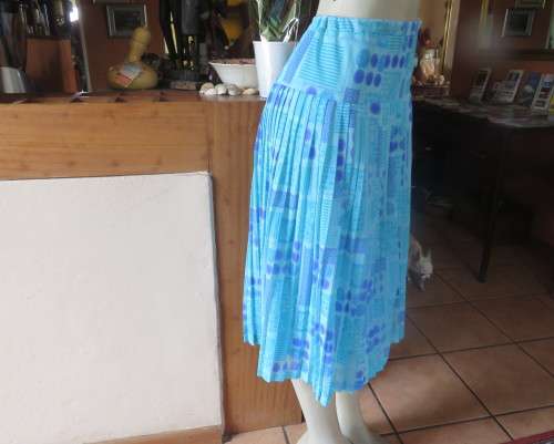 Stunning permanent pleated yoked waist nylon/poly lined skirt.Turquoise/lilac pattern.Size 40/16