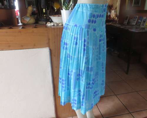 Stunning permanent pleated yoked waist nylon/poly lined skirt.Turquoise/lilac pattern.Size 40/16