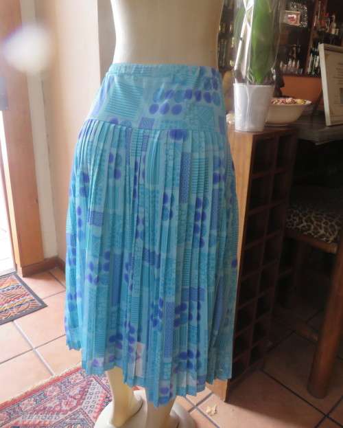 Stunning permanent pleated yoked waist nylon/poly lined skirt.Turquoise/lilac pattern.Size 40/16