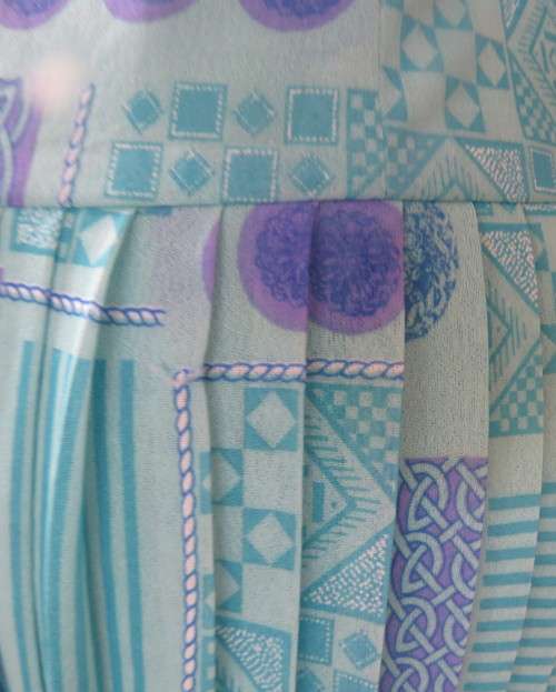 Stunning permanent pleated yoked waist nylon/poly lined skirt.Turquoise/lilac pattern.Size 40/16