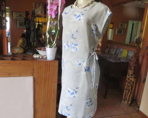 Cool light blue floral shift dress in poly/viscose.Slip over, sleeveless,round neckline. Size 37/13.