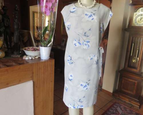Cool light blue floral shift dress in poly/viscose.Slip over, sleeveless,round neckline. Size 37/13.