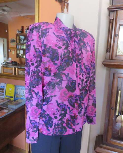 Eyecatching pink/purple floral long sleeve blouse.Hidden button down front and tie collar.Size36/12