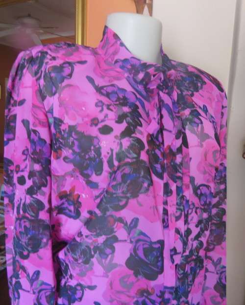 Eyecatching pink/purple floral long sleeve blouse.Hidden button down front and tie collar.Size36/12