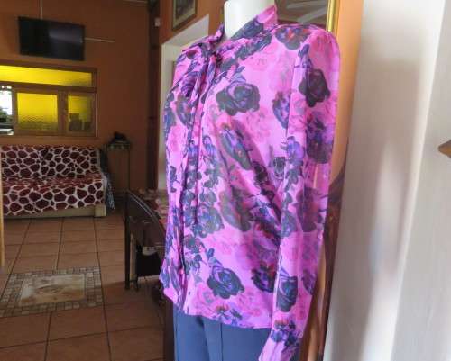 Eyecatching pink/purple floral long sleeve blouse.Hidden button down front and tie collar.Size36/12