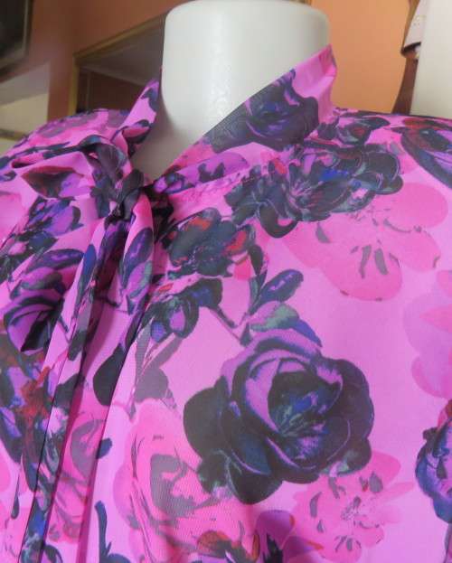 Eyecatching pink/purple floral long sleeve blouse.Hidden button down front and tie collar.Size36/12
