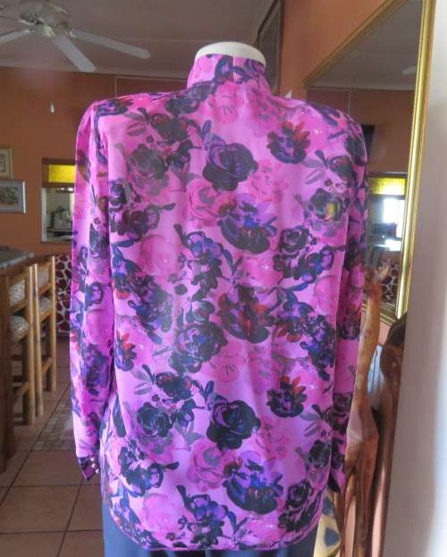 Eyecatching pink/purple floral long sleeve blouse.Hidden button down front and tie collar.Size36/12