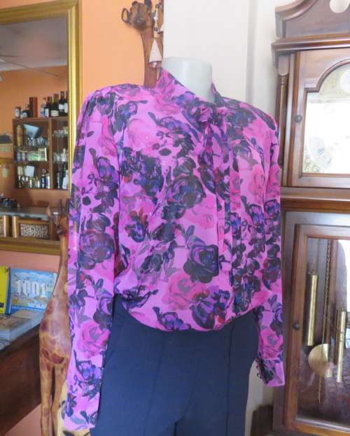 Eyecatching pink/purple floral long sleeve blouse.Hidden button down front and tie collar.Size36/12