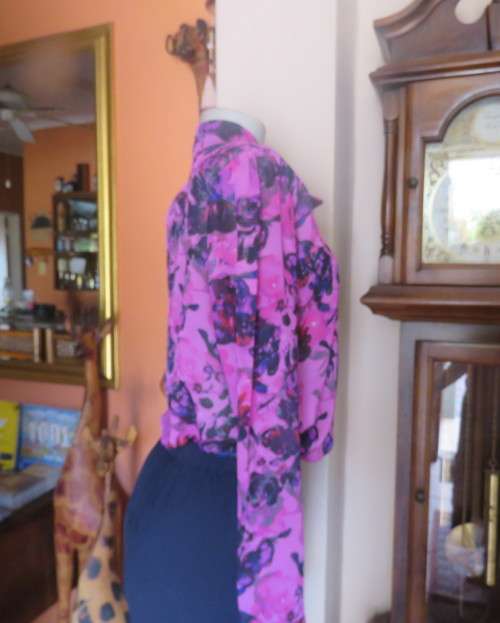 Eyecatching pink/purple floral long sleeve blouse.Hidden button down front and tie collar.Size36/12