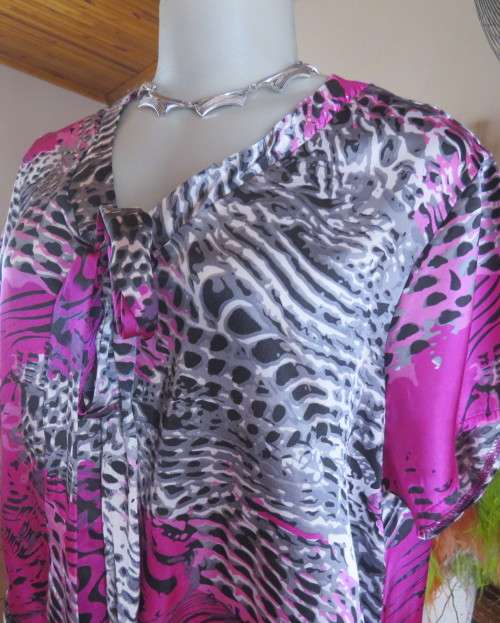 Silky polyester capped blouson V neck tie collar size 42/18 top in animal print.As new